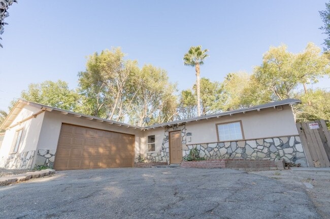 Building Photo - COMING SOON! Single Story 4 Bedroom Home for Rent in Woodland Hills!