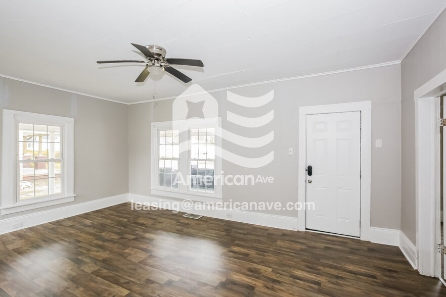 Building Photo - 122 W 12th St