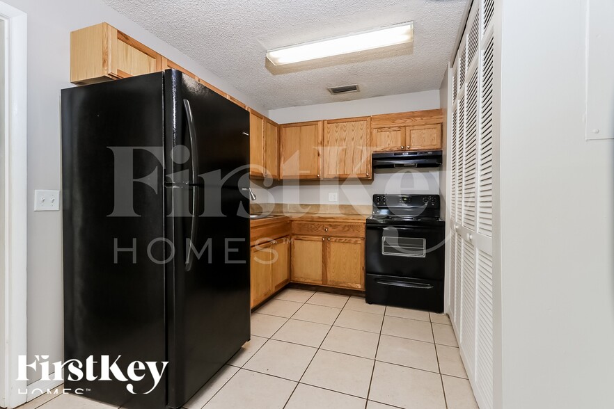 Building Photo - 438 SE Streamlet Ave