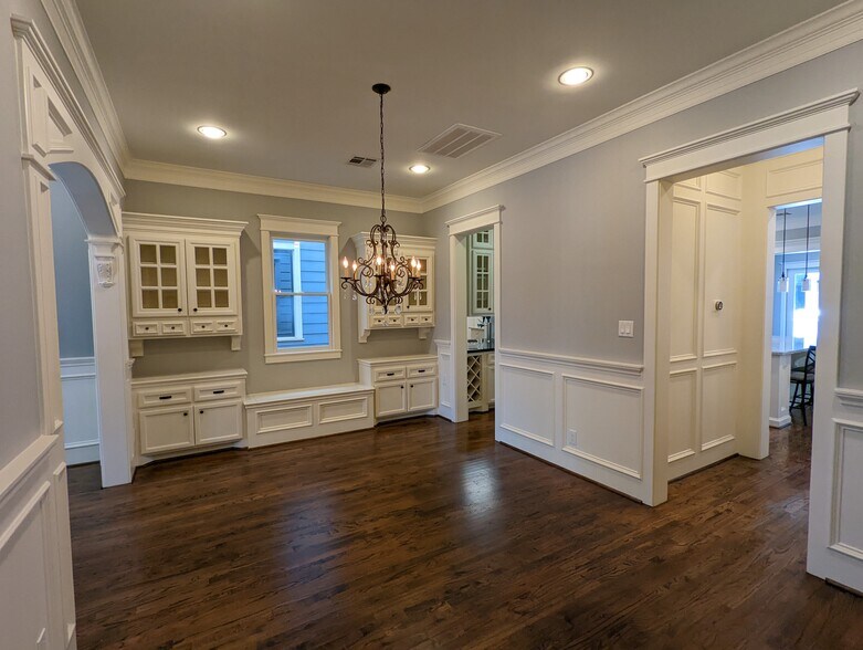 Building Photo - 722 E 29th St