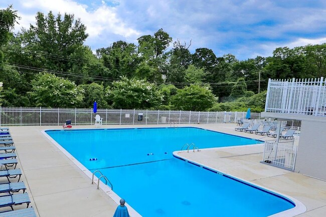 Building Photo - Sail into this 2BR 1BA at the Mayflower Condominiums in Alexandria includes utilities