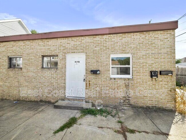 Primary Photo - 819 Dale St