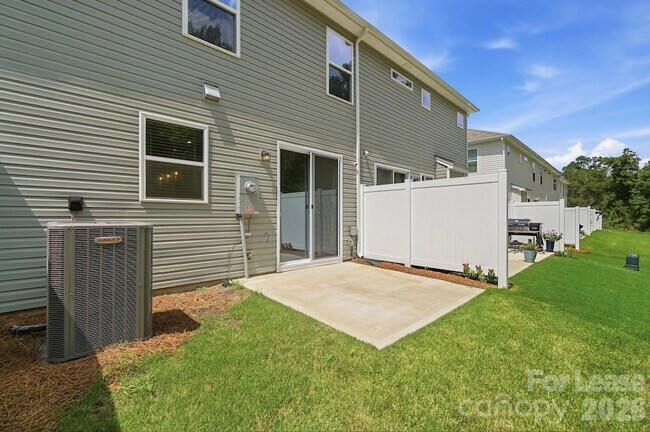 Building Photo - 14862 Tamarack Drive