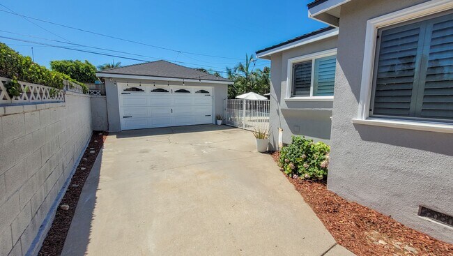 Building Photo - Coming Soon! 3 Bed 1.5 Bath House with Pool!