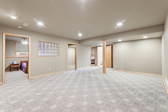 Building Photo - 9621 Shadow Wood Dr