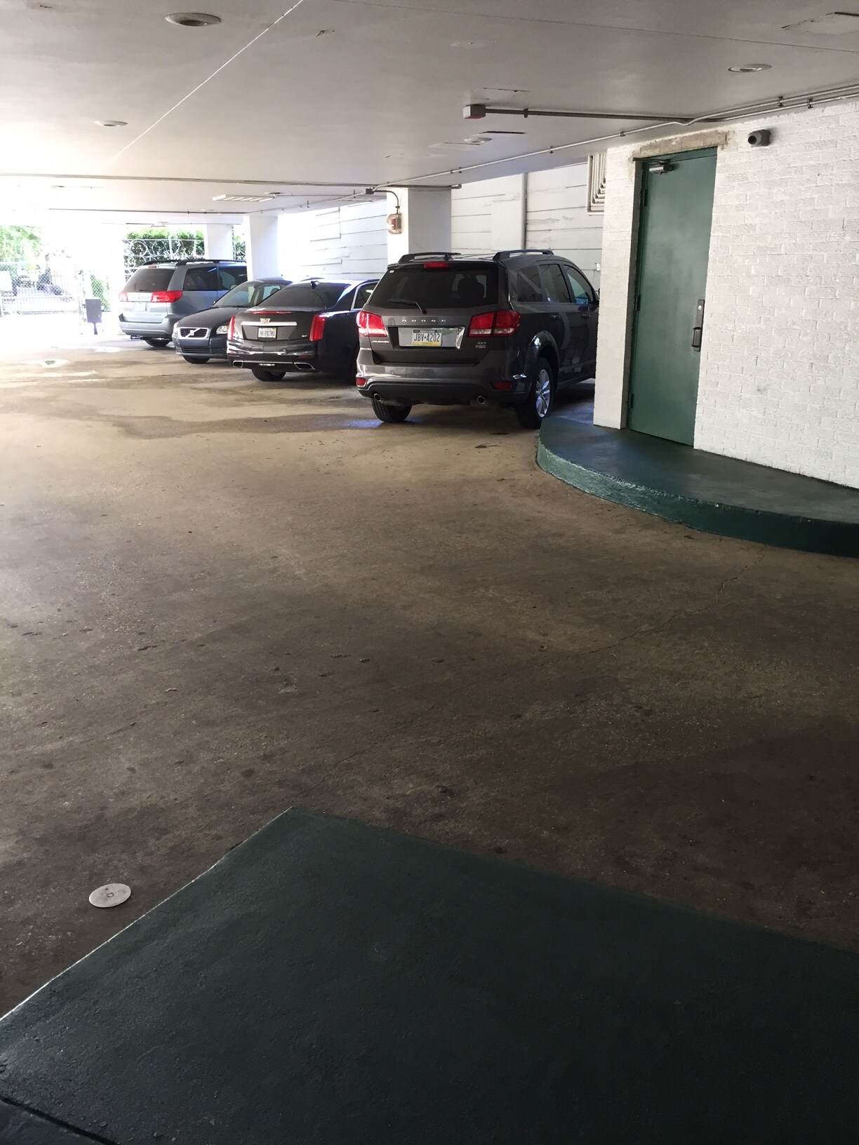 Off street secure parking - 2511 Saint Charles Ave