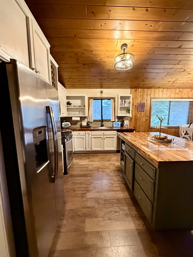 Building Photo - 27464 Meadow Dr