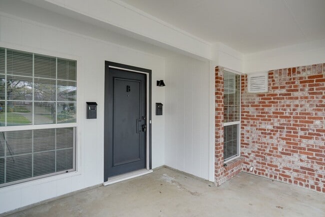 Building Photo - 2103 Pompton Dr