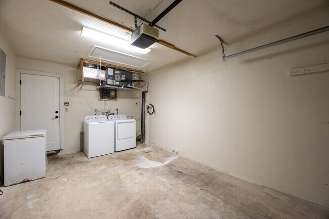 Building Photo - 2603 NE 35th St