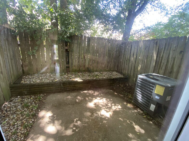 Building Photo - 184 Montmullin St