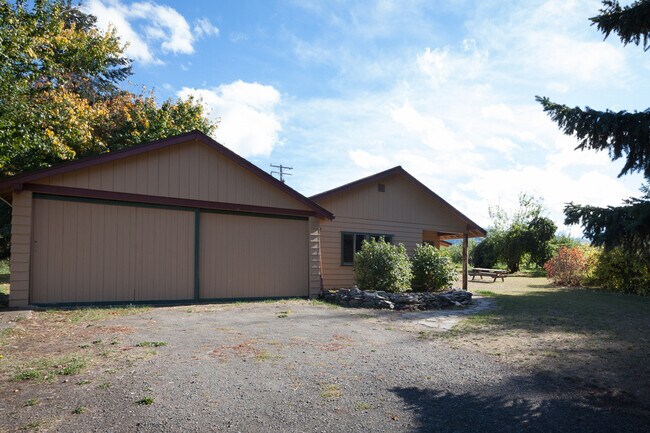 Building Photo - 6715 Cooper Spur Rd