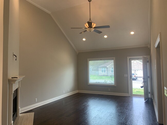Building Photo - 3 Bed, 2 Bath Home w/ 1 Car Garage and Fen...