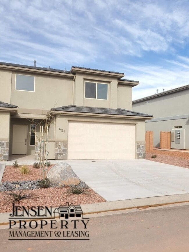 Building Photo - Red Mountain Vista Town Home- End Unit