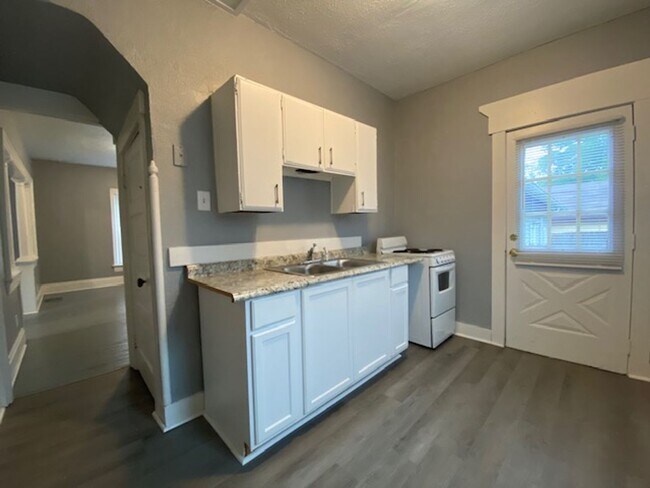 Building Photo - Two bedroom, one bathroom single home in D...