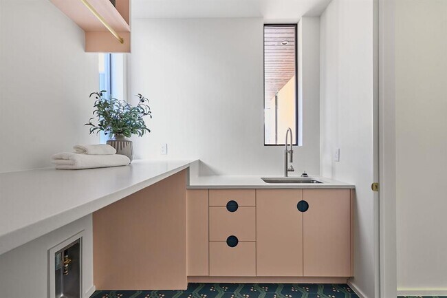 Building Photo - 2305 Westoak Dr