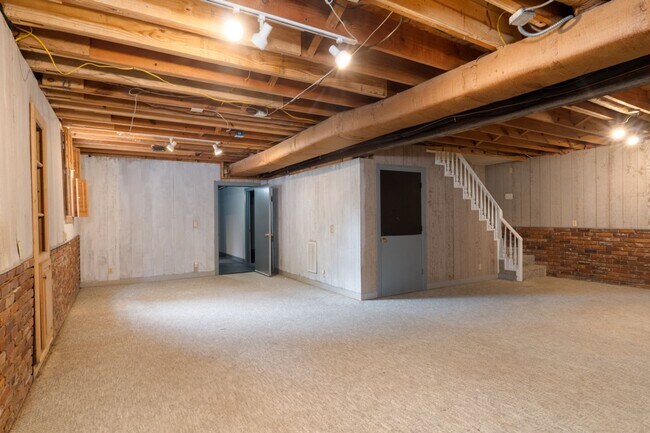 Building Photo - Single Family Home on almost an acre, 4 be...
