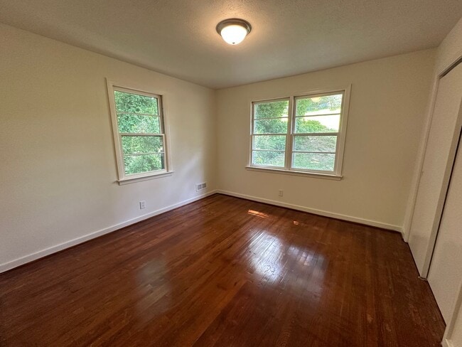 Building Photo - 1604 McCall Dr