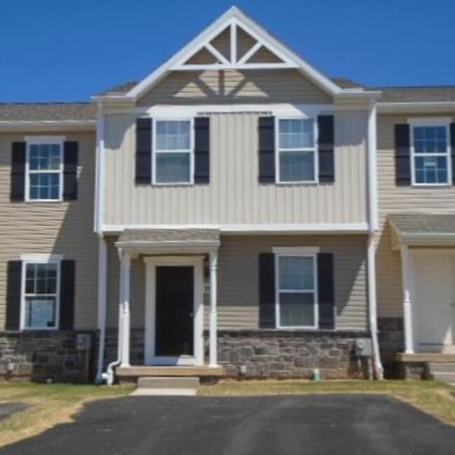 Building Photo - Luxury Townhome with garage!