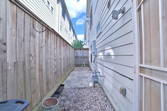 Building Photo - 3734 Main Plaza Dr