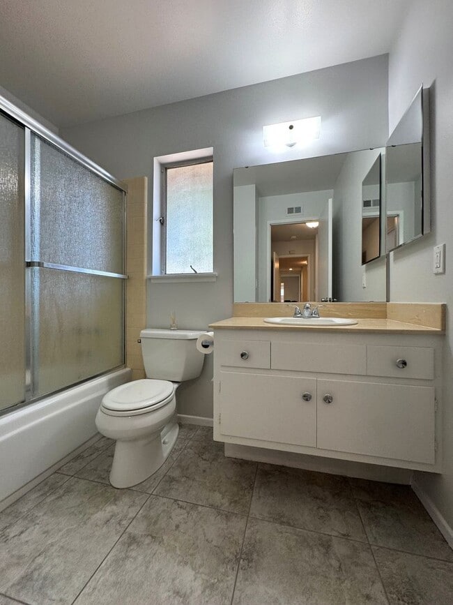 Building Photo - Spacious East Ventura 4 Bedroom Home – Sin...