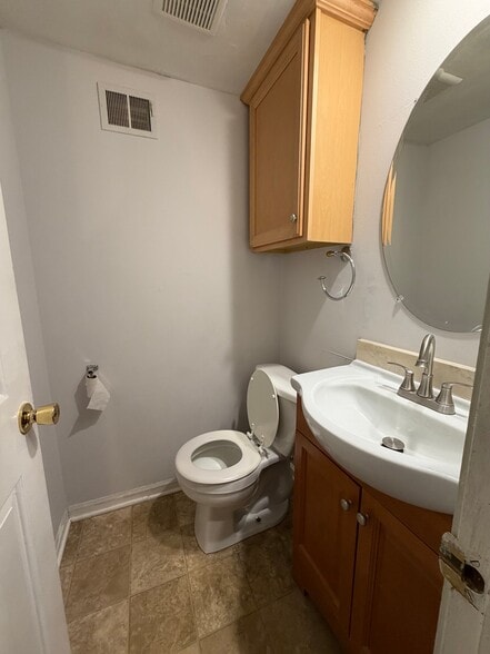 Building Photo - 6138 E 129 St