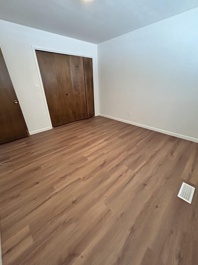 Building Photo - 7312 S Land Park Dr