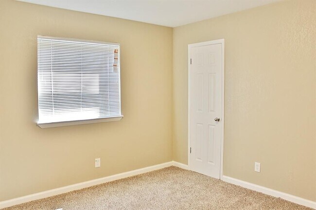 Building Photo - 302 Linkwood Dr