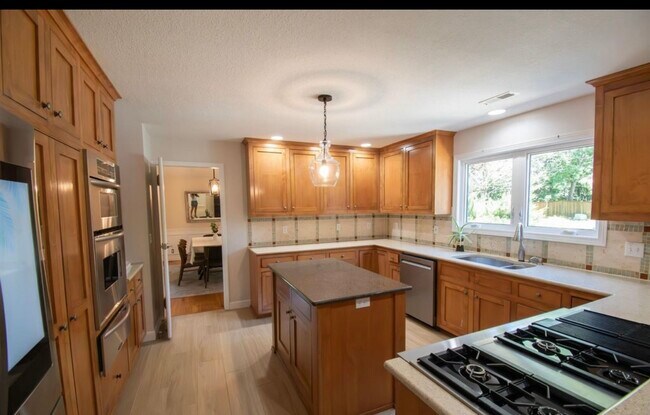 Updated smart appliances - 1524 Foxfire Dr