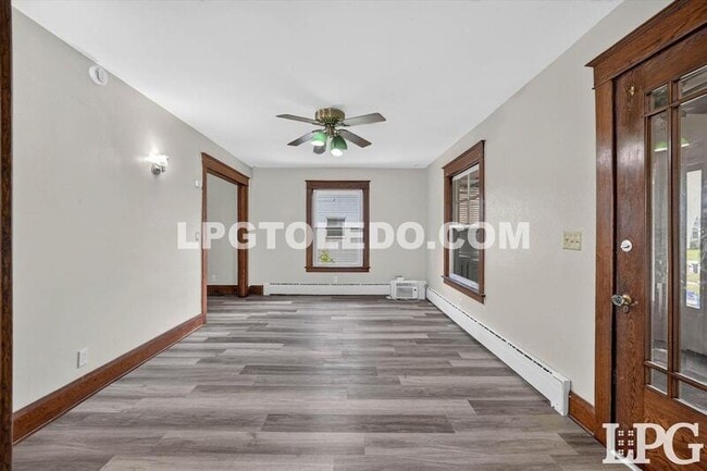 Building Photo - 3822 Lockwood Ave