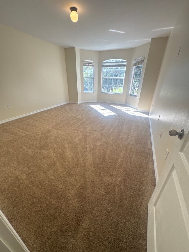 Building Photo - Lovely Large 5/4 Pool Home in West Haven