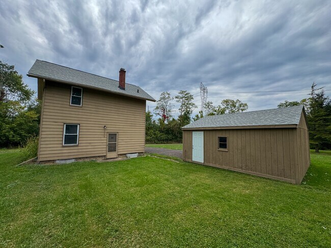 Building Photo - 2957 Greenfield Ave