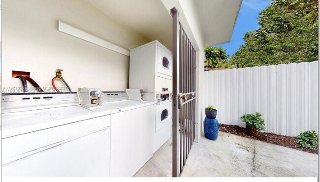 Building Photo - 420 SW 14th Ave