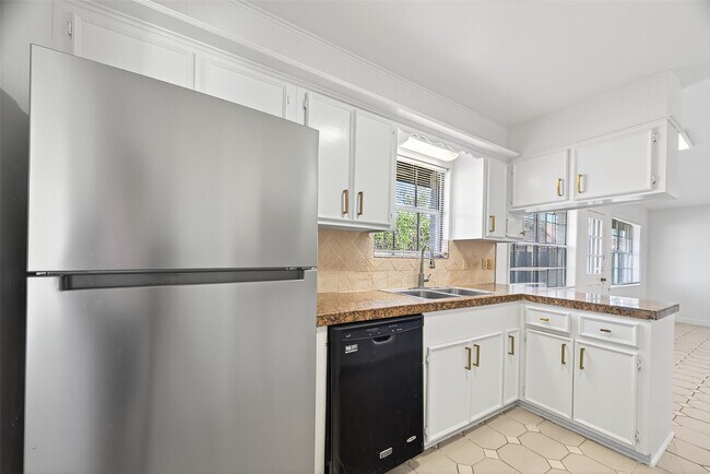 Building Photo - 9011 Landsdowne Dr