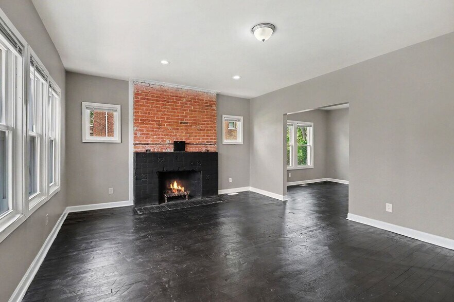 Building Photo - 2733 Elmhurst St