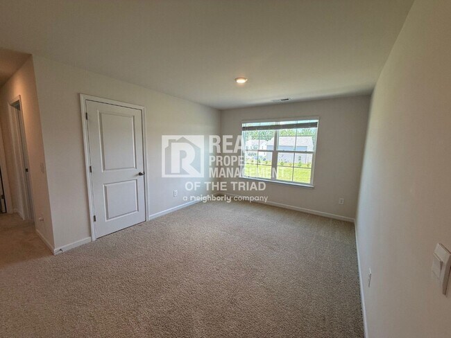 Building Photo - 4 Bedroom/3 Bath 2 Story House in Greensboro