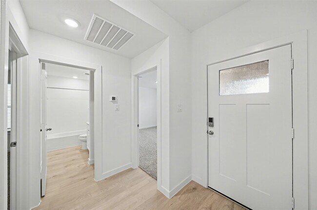 Building Photo - 3930 Langridge Dr