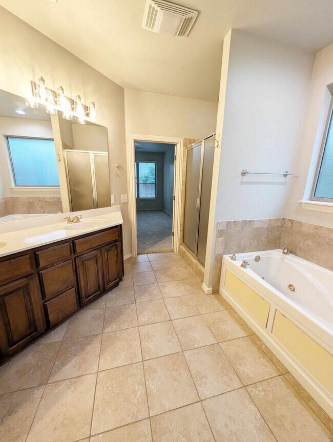 Building Photo - Three Bedroom Plus Study in Edmond