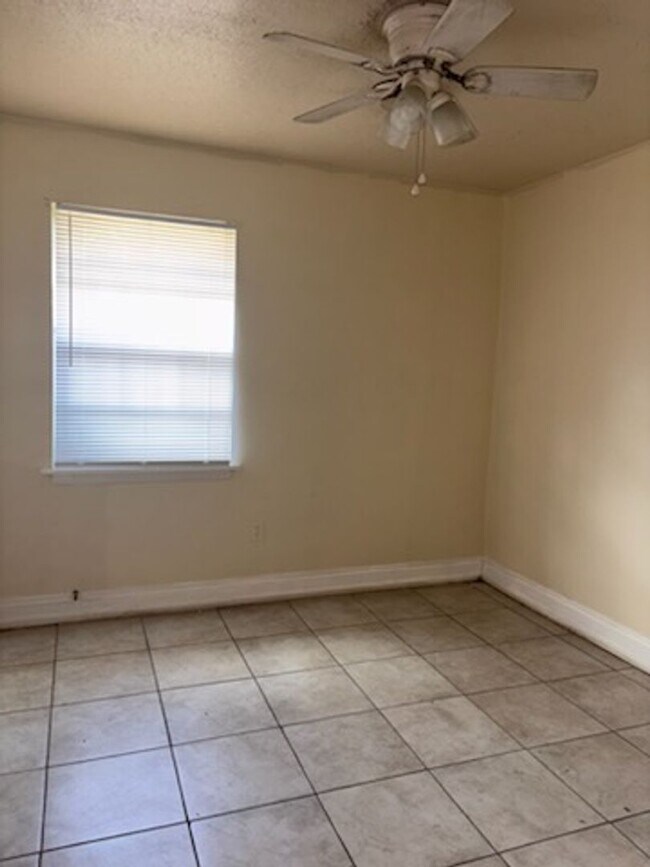 Building Photo - 1853 Smallwood St