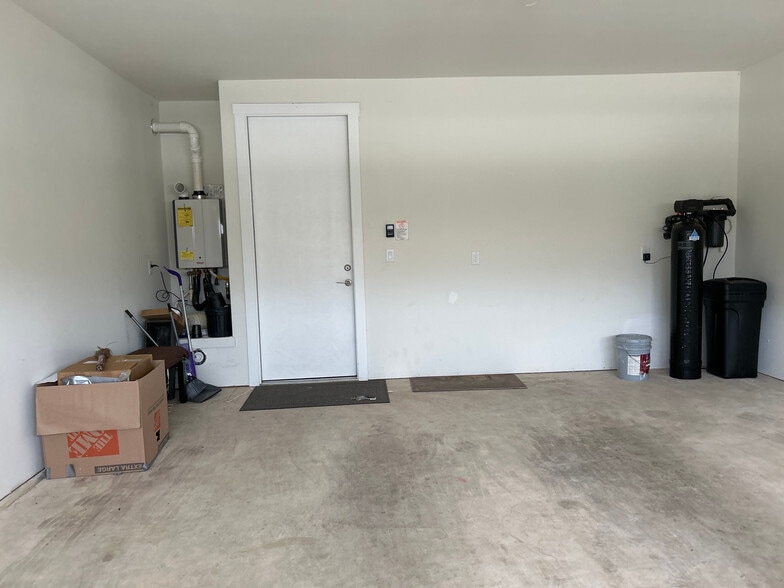 Building Photo - Room in House on Ruger Pass