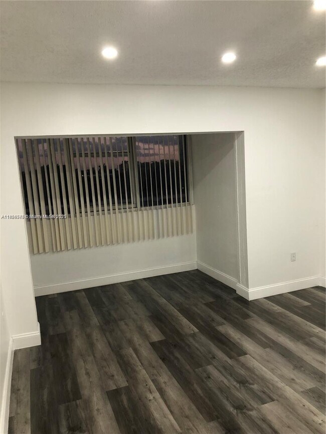 Building Photo - 1555 W 44th Pl