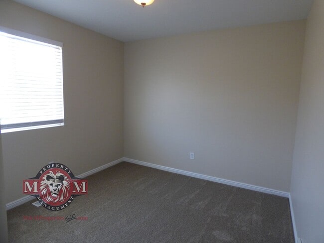 Building Photo - 2 Bd 1.5 Bath Duplex in Millcreek