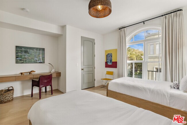 Building Photo - 5201 Vía Donte