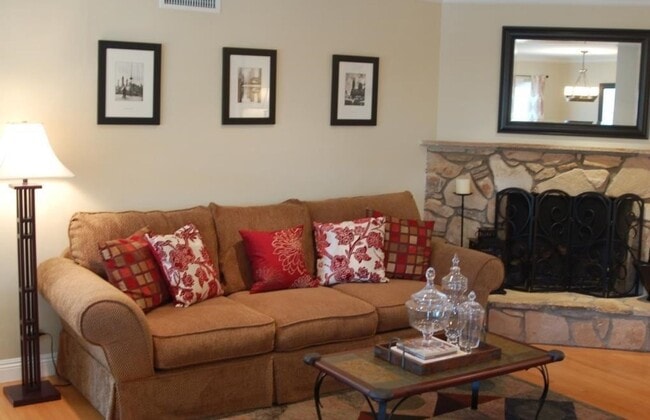 Building Photo - 1324 E Rose Ave