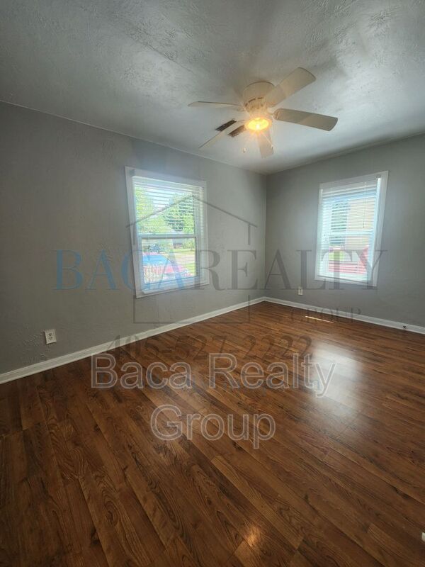 Building Photo - 522 Iowa St