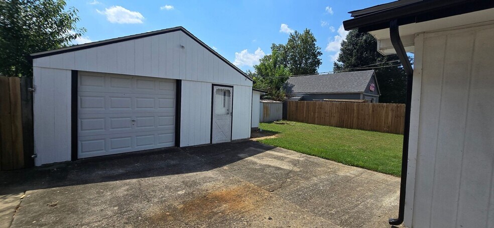 Building Photo - 2612 Franklin Ave