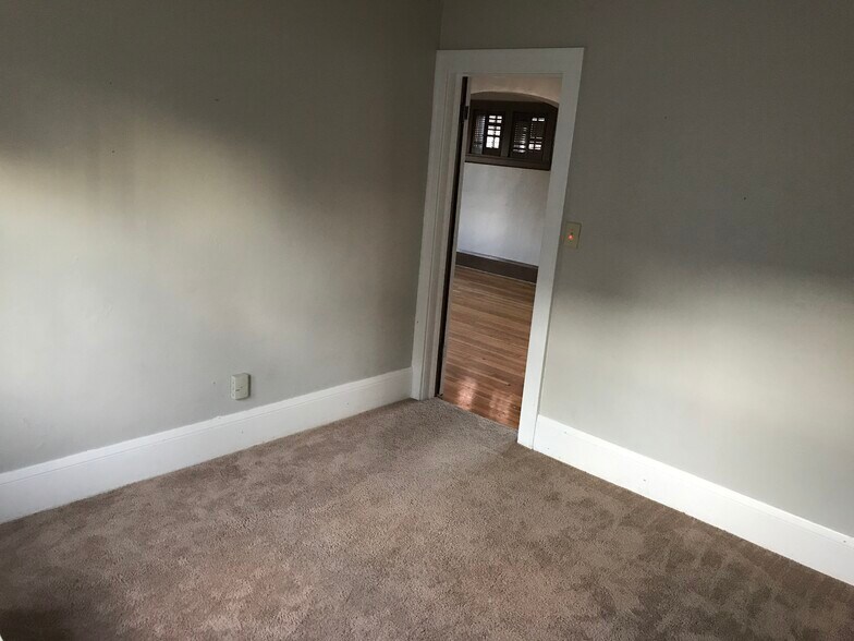 Building Photo - 2104 Hartford Ave