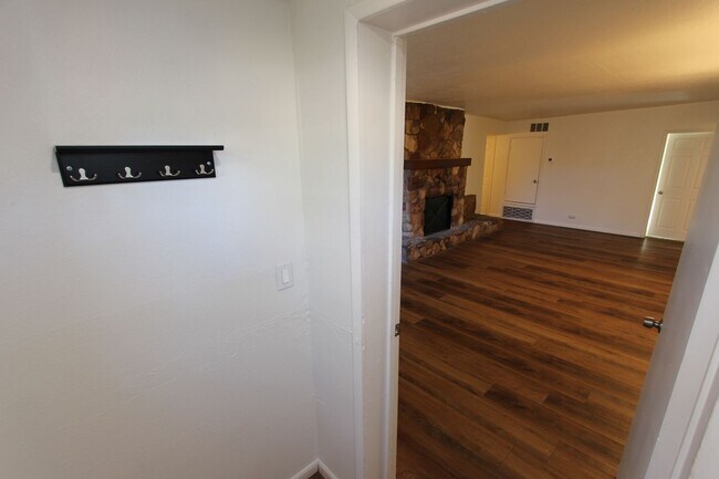 Building Photo - *LEASE PENDING $500 Move-In Special! Month to month lease Available.