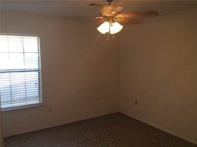 Building Photo - 2050 E Farr Ln