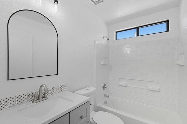 Building Photo - Bright & Inviting Tucson Home Near Davis-M...