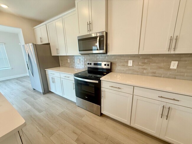 Building Photo - 3 Bed 2.5 Bath House with Garage in Hermitage $2500/mo